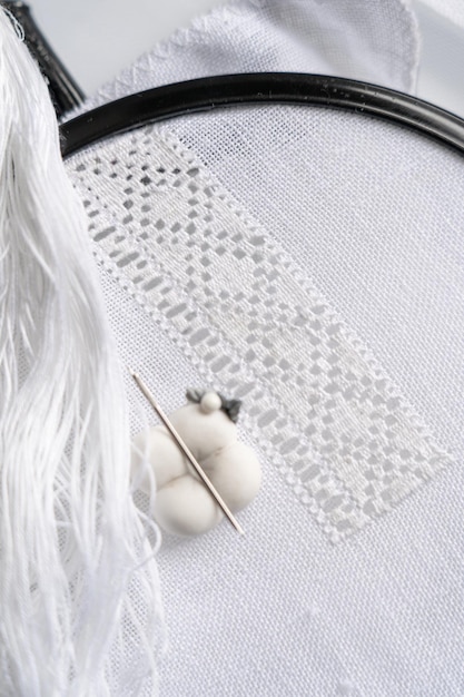 Detail ručného vyšívania na látke